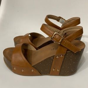 Refresh brand faux brown leather wedge sandals platform size 6.5 Gold